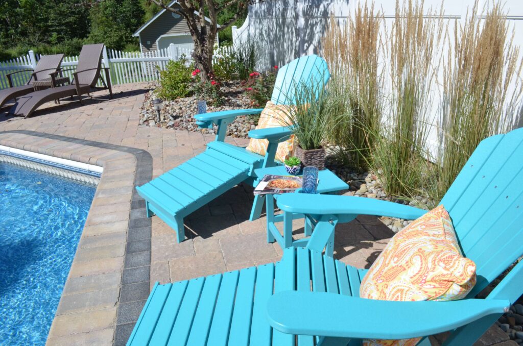 Rain, snow, or sunshine—Polywood furniture won’t let you down. Unlike wood, which can absorb moisture and expand, Polywood remains unaffected by water. This means you won’t have to worry about swelling, mildew, or any of the other issues that can make traditional wood furniture a headache.