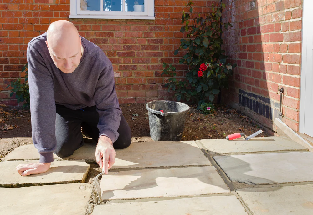 Fill the joints paving slabs